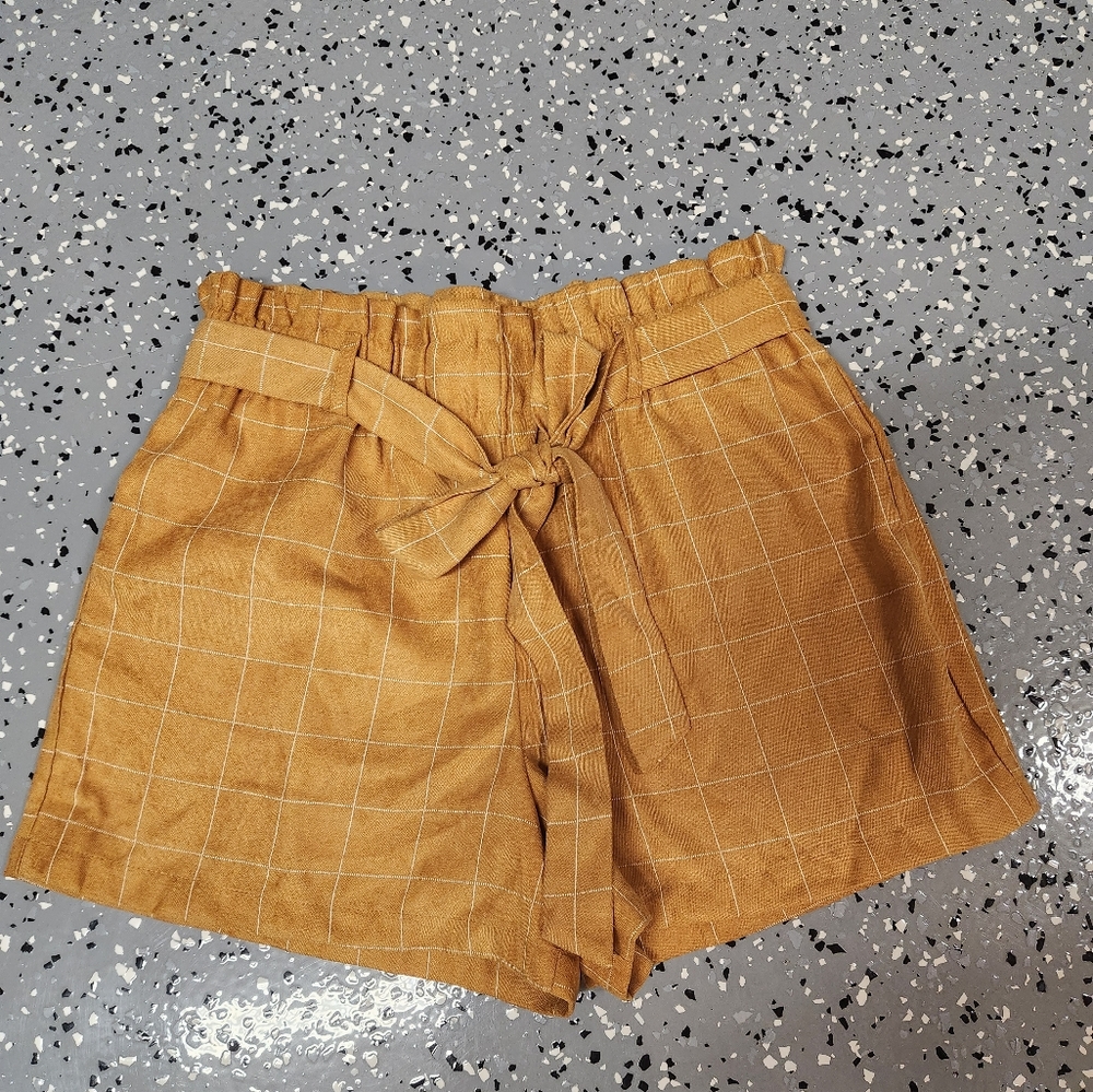 Women HAVE Los Angeles by rue21 Mustard plaid shorts. Bow front. Size Large